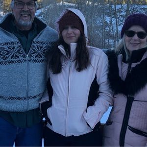 Nils ski jacket in pink and black. Zip off hood